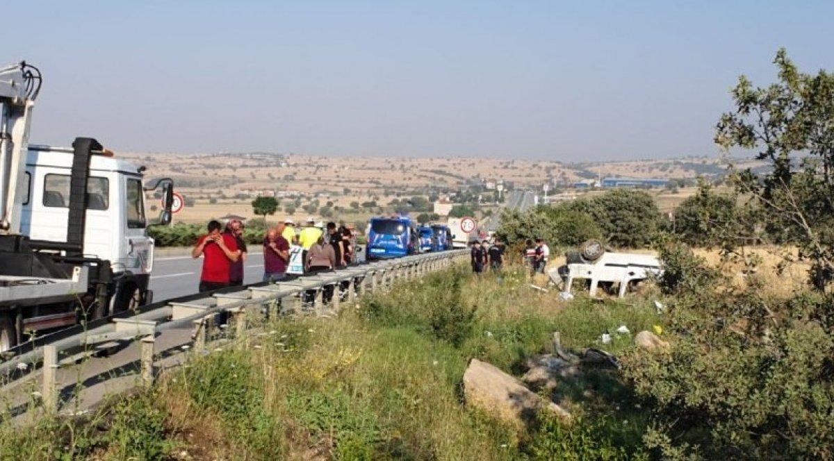 Uşak'ta cenazeye giden araç kaza yaptı: 2 ölü, 2 yaralı