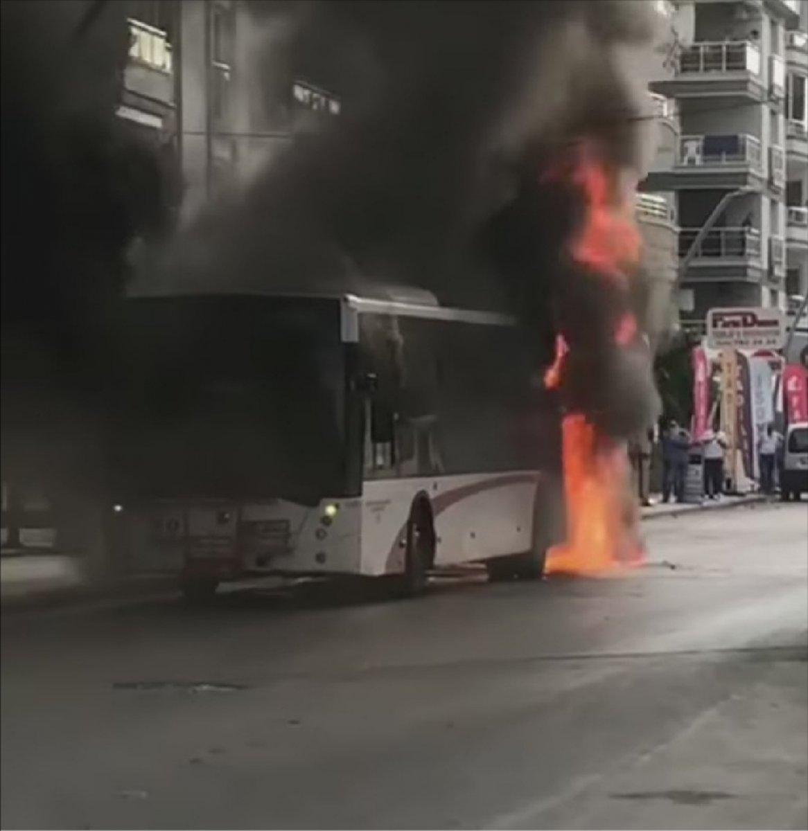 İzmir'de belediye otobüsü alev alev yandı
