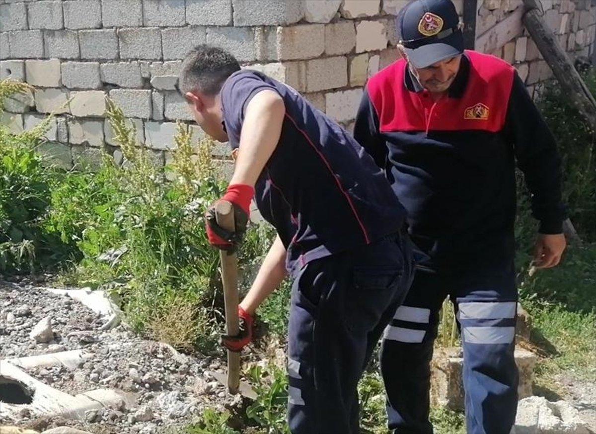 Ağrı'da kuyuya düşen köpek kurtarıldı