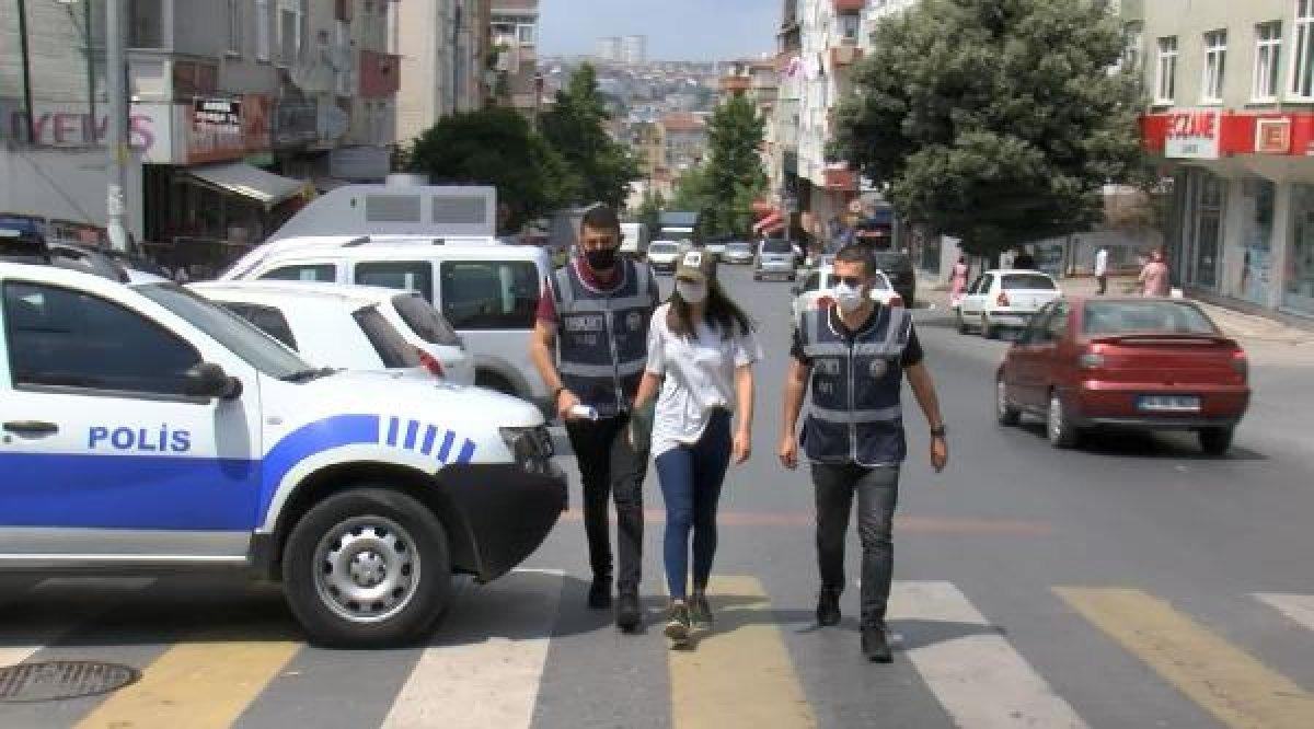 Kuzenine canlı yayında sigara içirmeye çalıştı