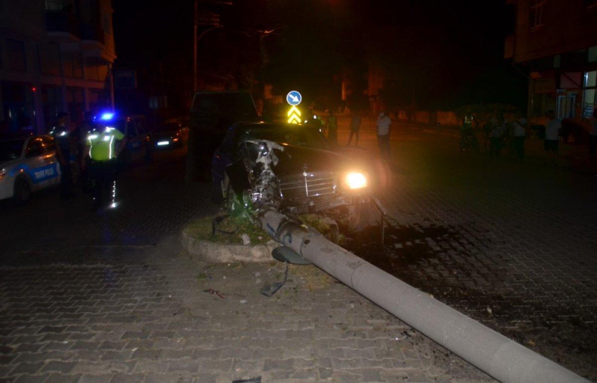 Samsun'da alkollü sürücü polisten kaçtı, kaza yaptı