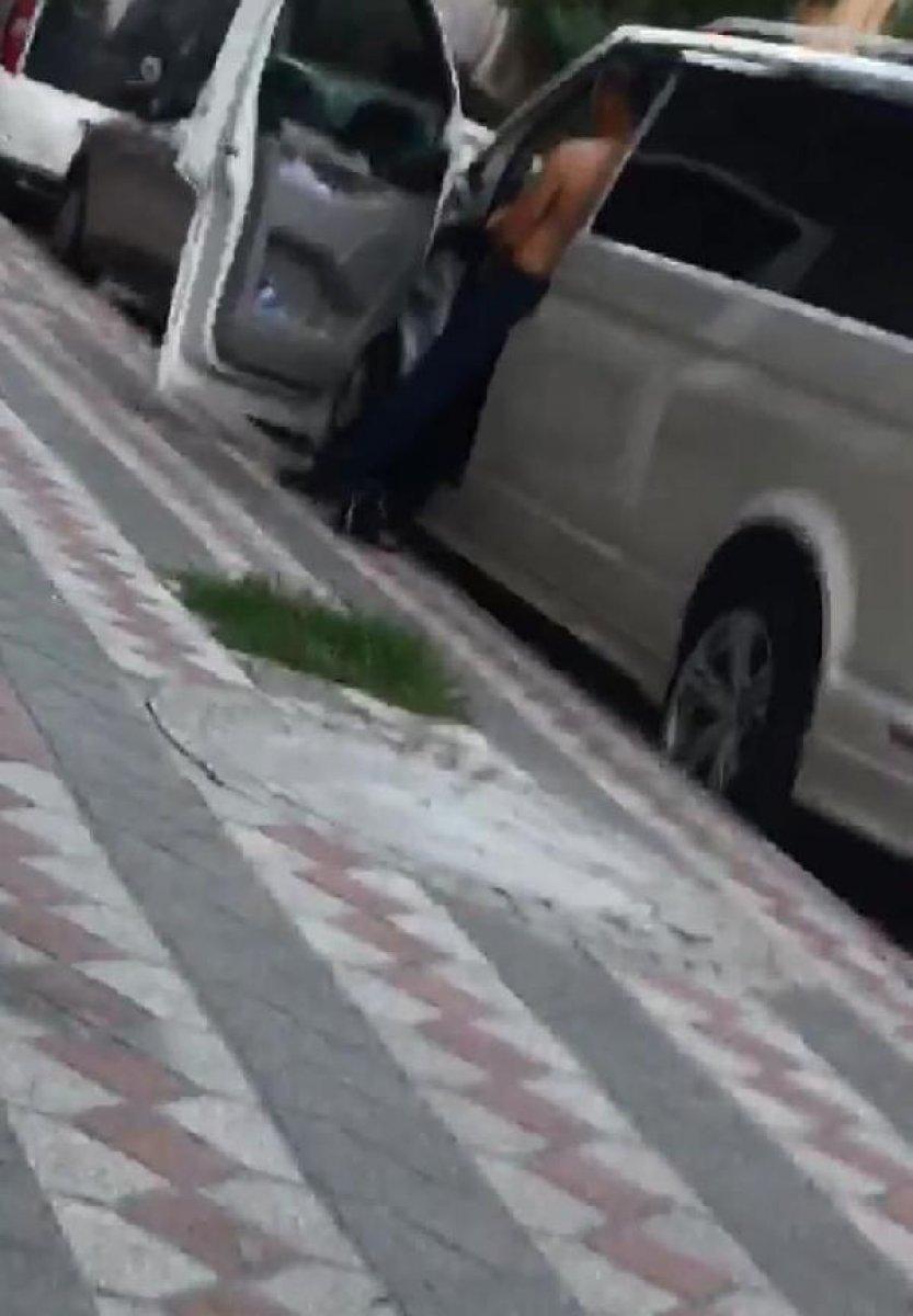 Kocasını başka kadınla yakaladı, çılgına döndü