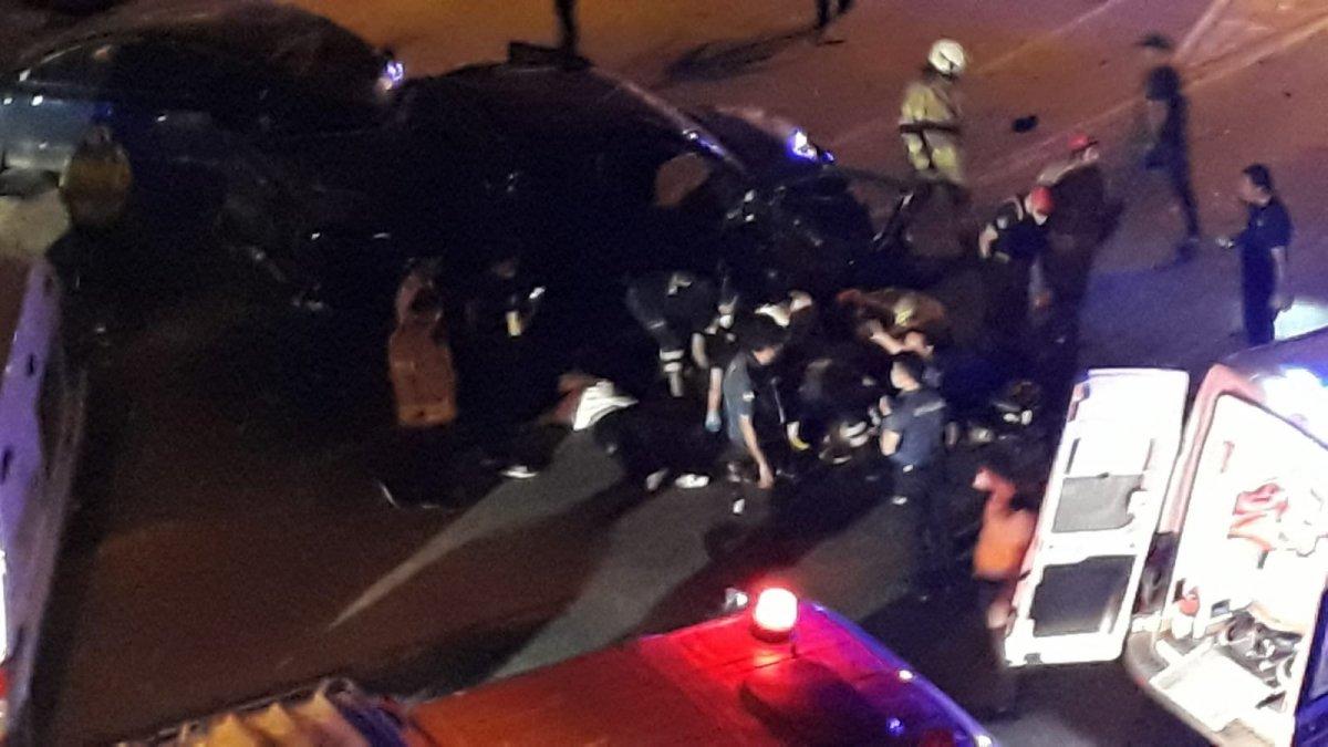 Beylikdüzü'nde kontrolden çıkan araç iki kişiye çarptı