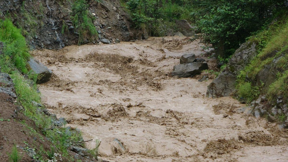 Trabzon'da 15 işçi selden kıl payı kurtuldu