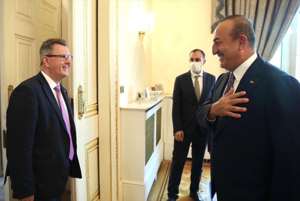 Bakan Çavuşoğlu, İngiltere'de temaslarda bulundu