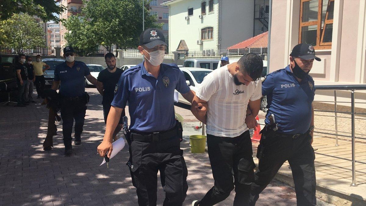 Konya'da kuyumcunun otomobilinden para çalındı