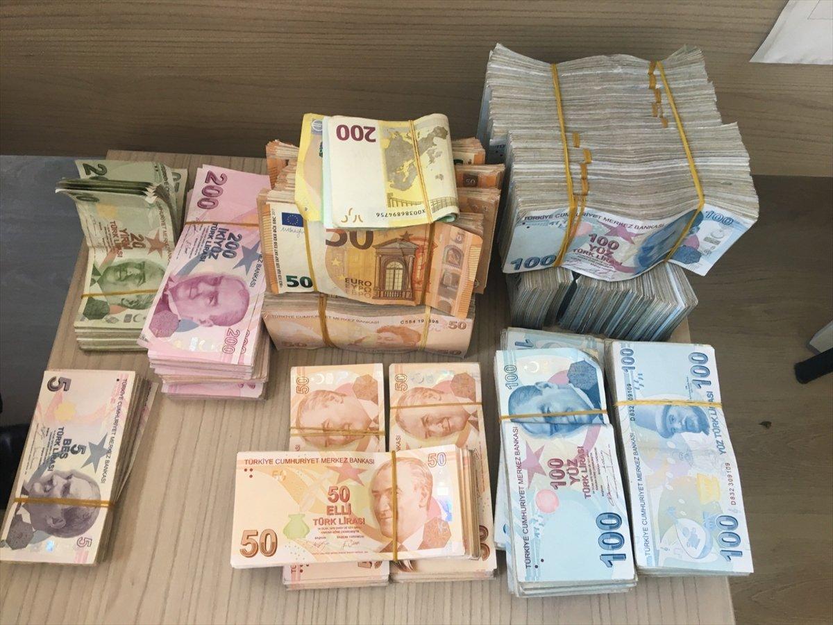 Konya'da kuyumcunun otomobilinden para çalındı