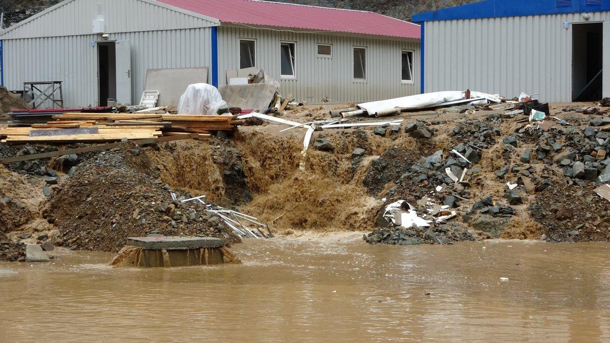 Trabzon'da 15 işçi selden kıl payı kurtuldu