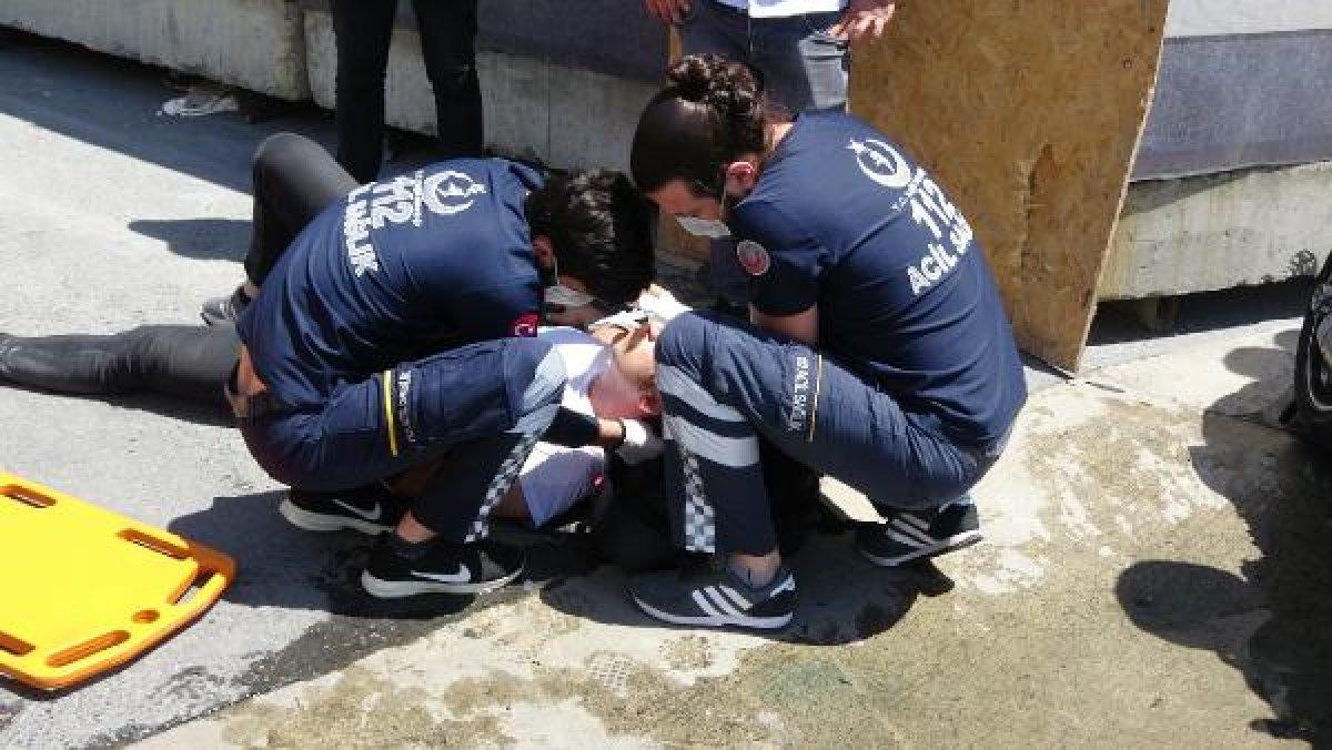 Beyoğlu'nda motosiklet otomobile çarptı: 2 yaralı