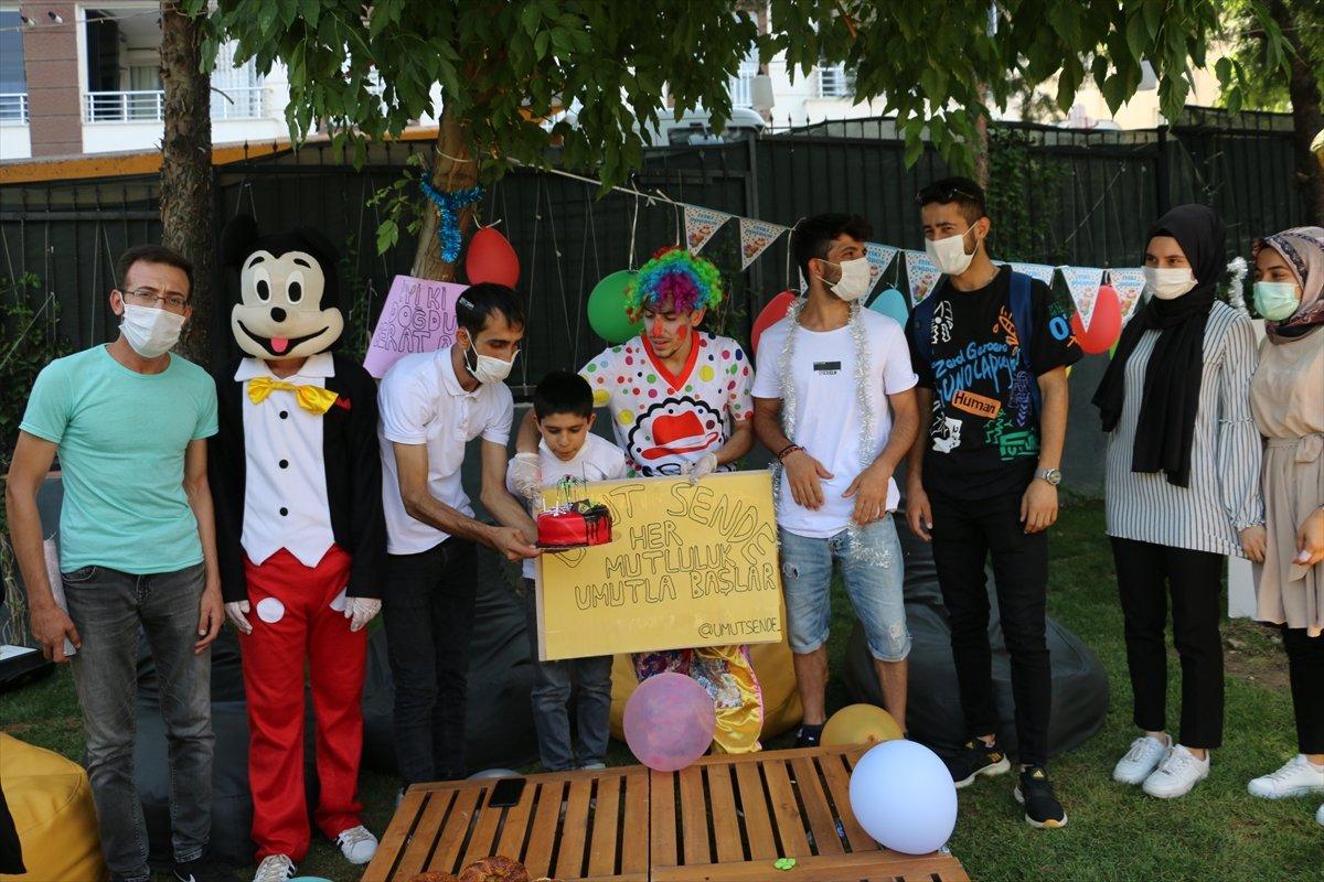 Siirt'te, simit satan çocuğa doğum günü sürprizi
