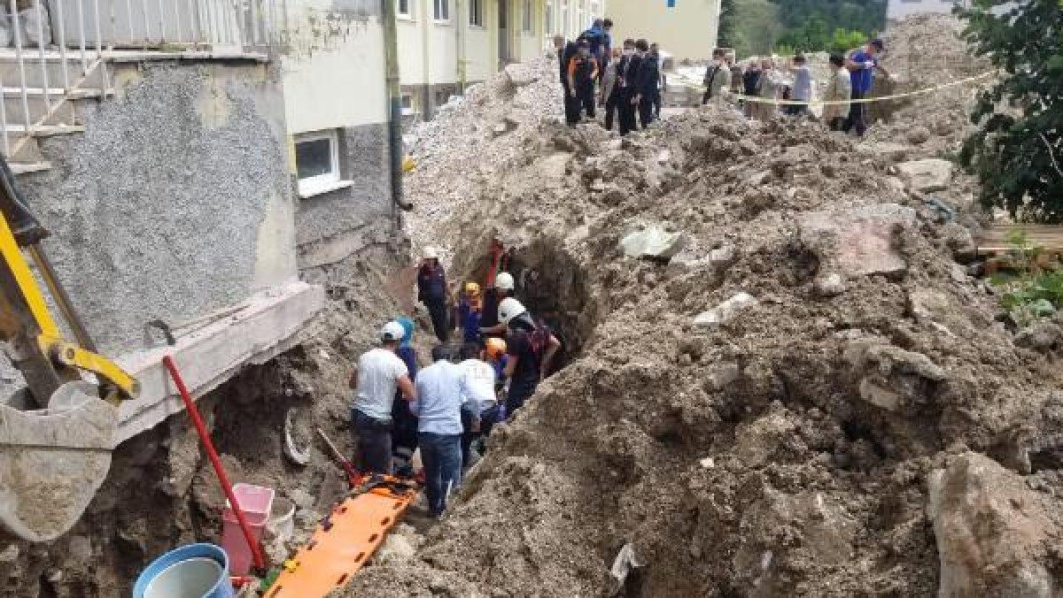 Kütahya'da okul bahçesinde göçük meydana geldi
