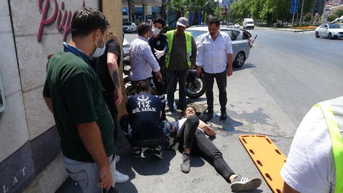 Beyoğlu'nda motosiklet otomobile çarptı: 2 yaralı