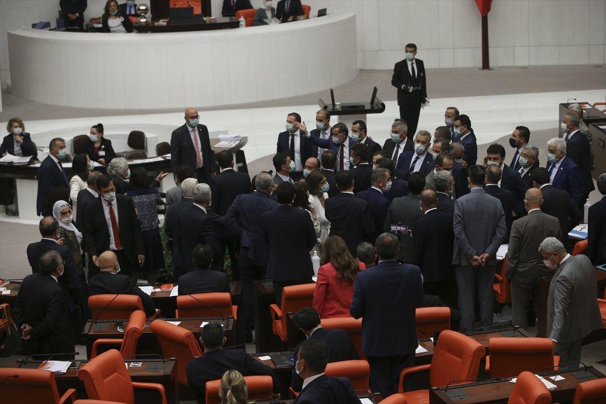 AK Partililerle Ahmet Şık arasında hakaret tartışması