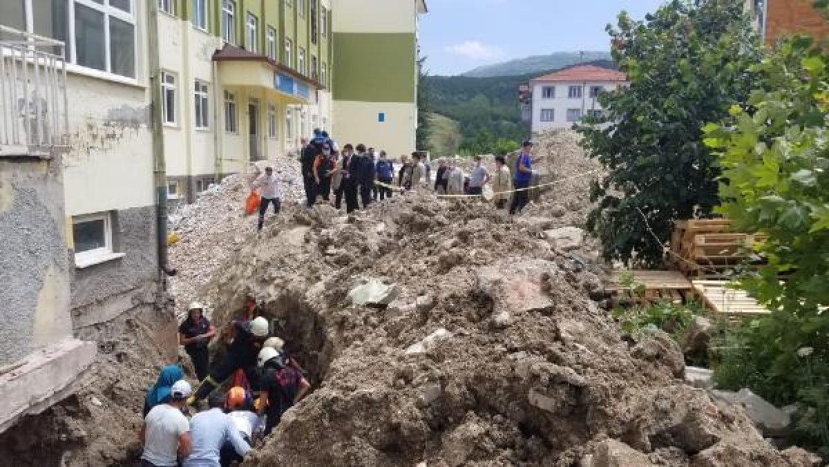 Kütahya'da okul bahçesinde göçük meydana geldi