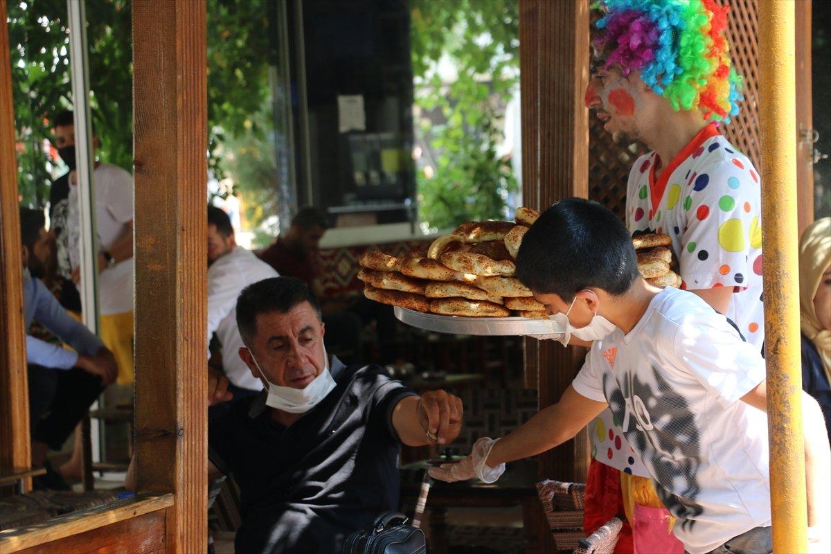 Siirt'te, simit satan çocuğa doğum günü sürprizi