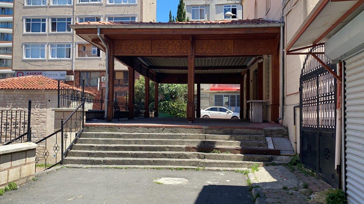 Beyoğlu'ndaki bir cami avlusunda dehşet anları