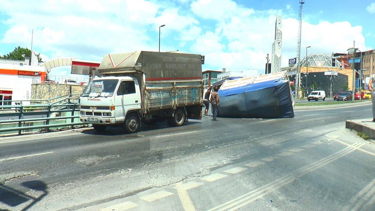 İstanbul'da hasır yüklü kamyonun kasası yan yattı