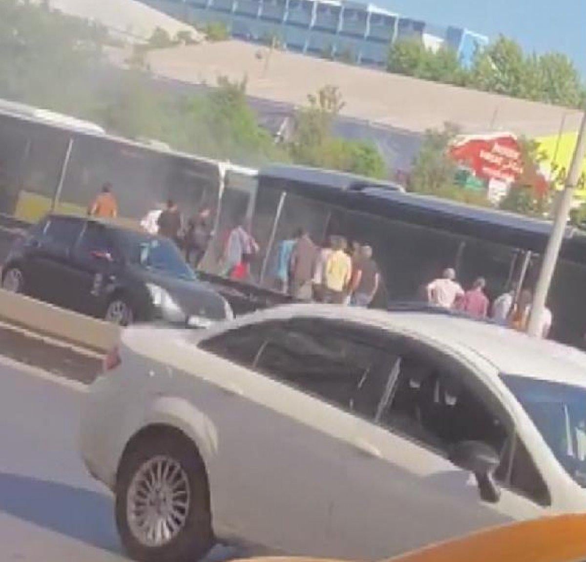 İstanbul'da metrobüste yangın paniği