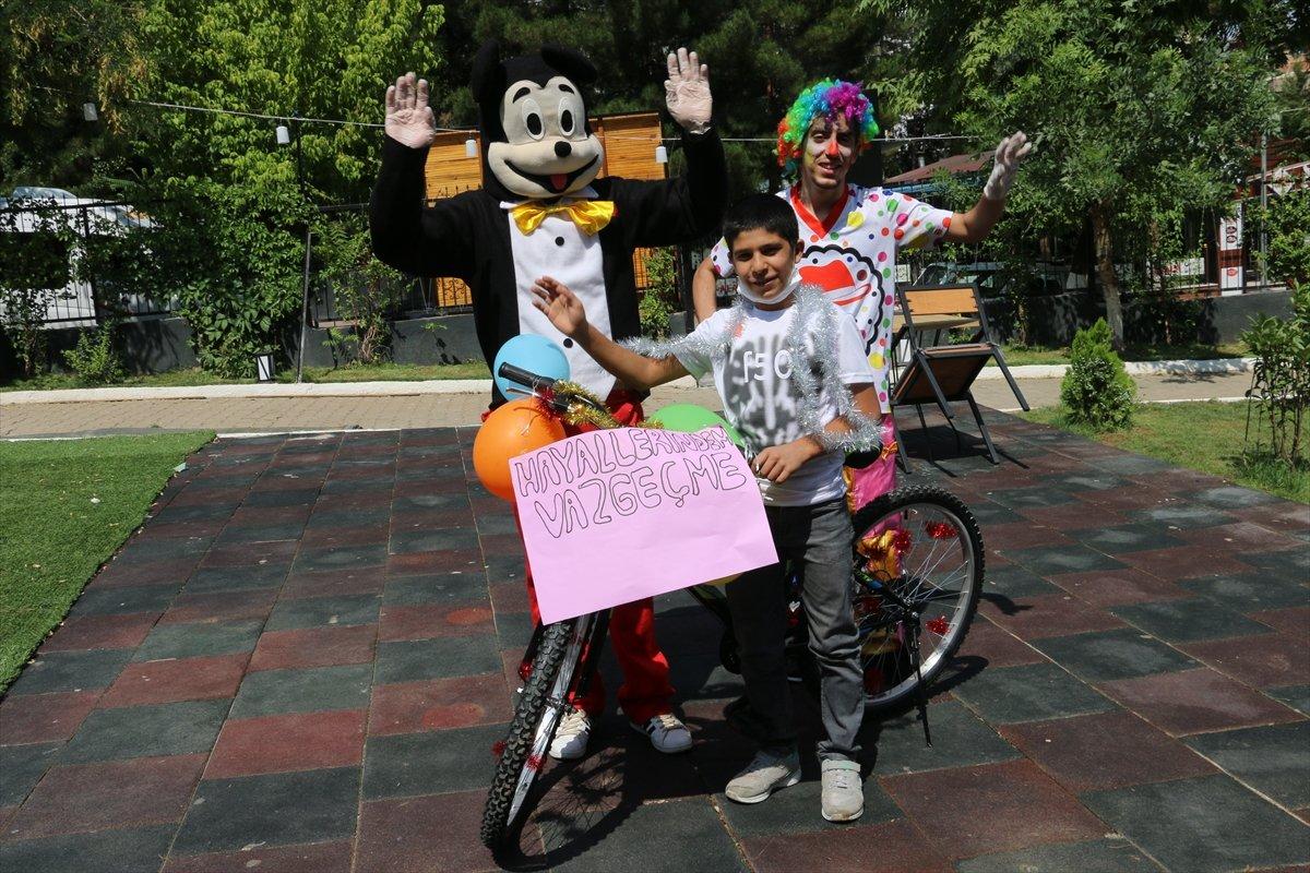 Siirt'te, simit satan çocuğa doğum günü sürprizi