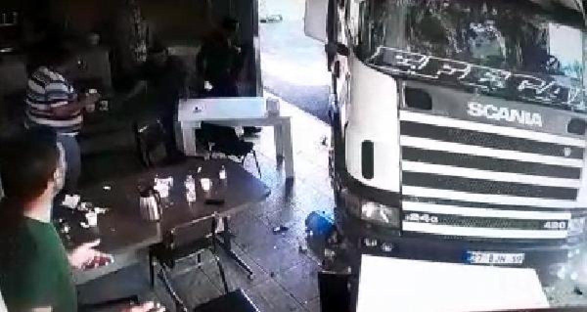 Tunceli'de freni boşalan tır lokantaya daldı