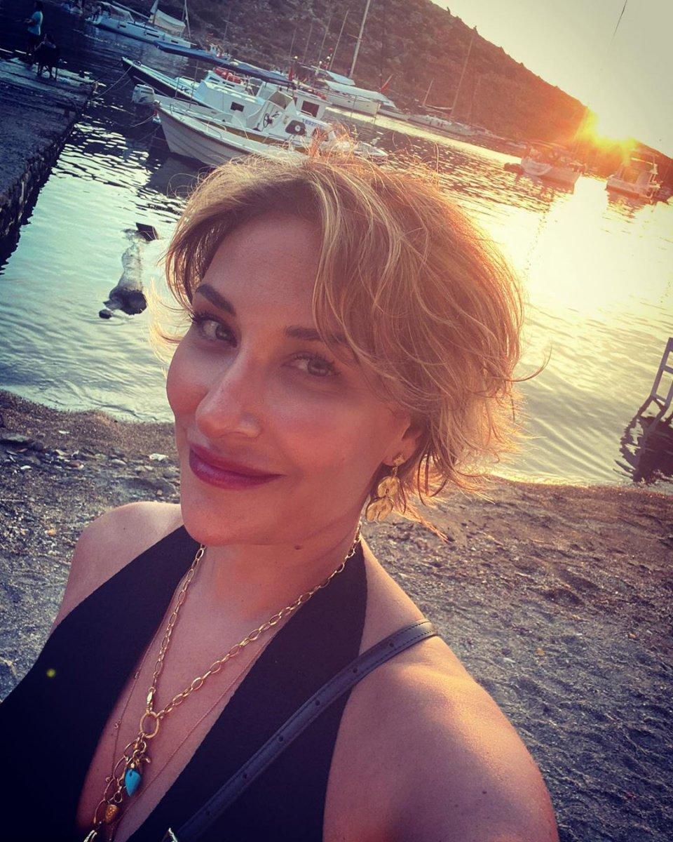 Gülse Birsel'den Zeki Müren'li tatil gönderisi