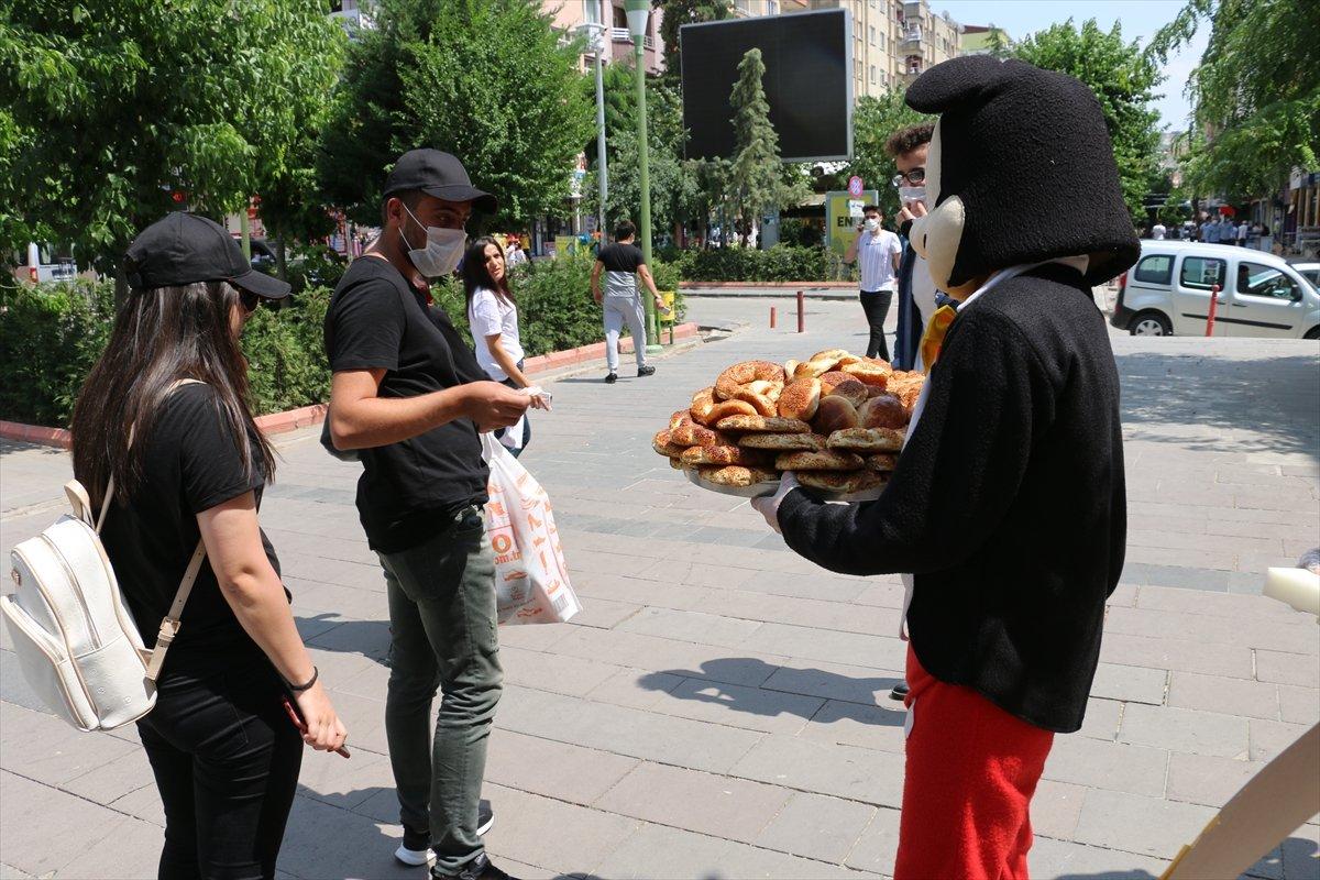Siirt'te, simit satan çocuğa doğum günü sürprizi