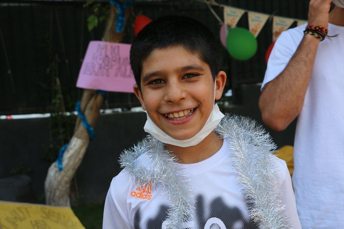 Siirt'te, simit satan çocuğa doğum günü sürprizi