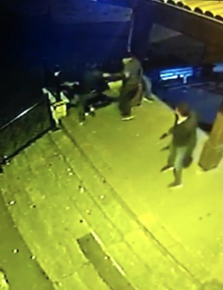 Beyoğlu'ndaki bir cami avlusunda dehşet anları