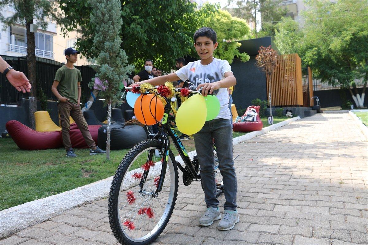 Siirt'te, simit satan çocuğa doğum günü sürprizi