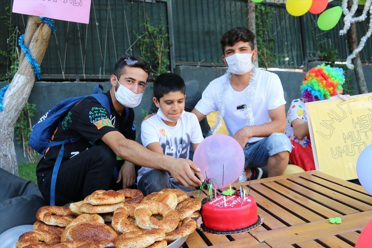 Siirt'te, simit satan çocuğa doğum günü sürprizi