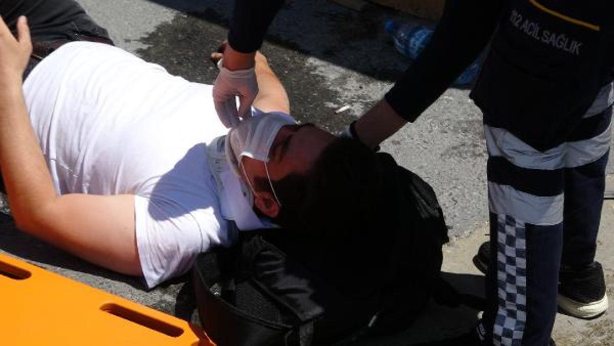 Beyoğlu'nda motosiklet otomobile çarptı: 2 yaralı