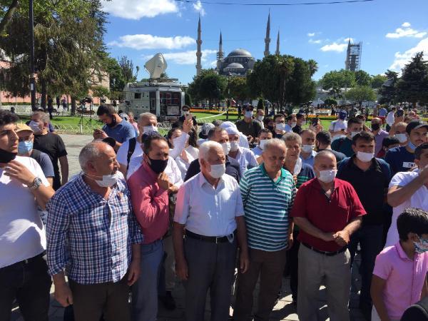 Ayasofya önünde toplanmalar başladı