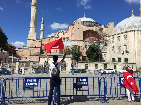 Ayasofya önünde toplanmalar başladı