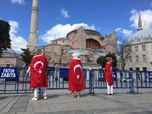 Ayasofya önünde toplanmalar başladı