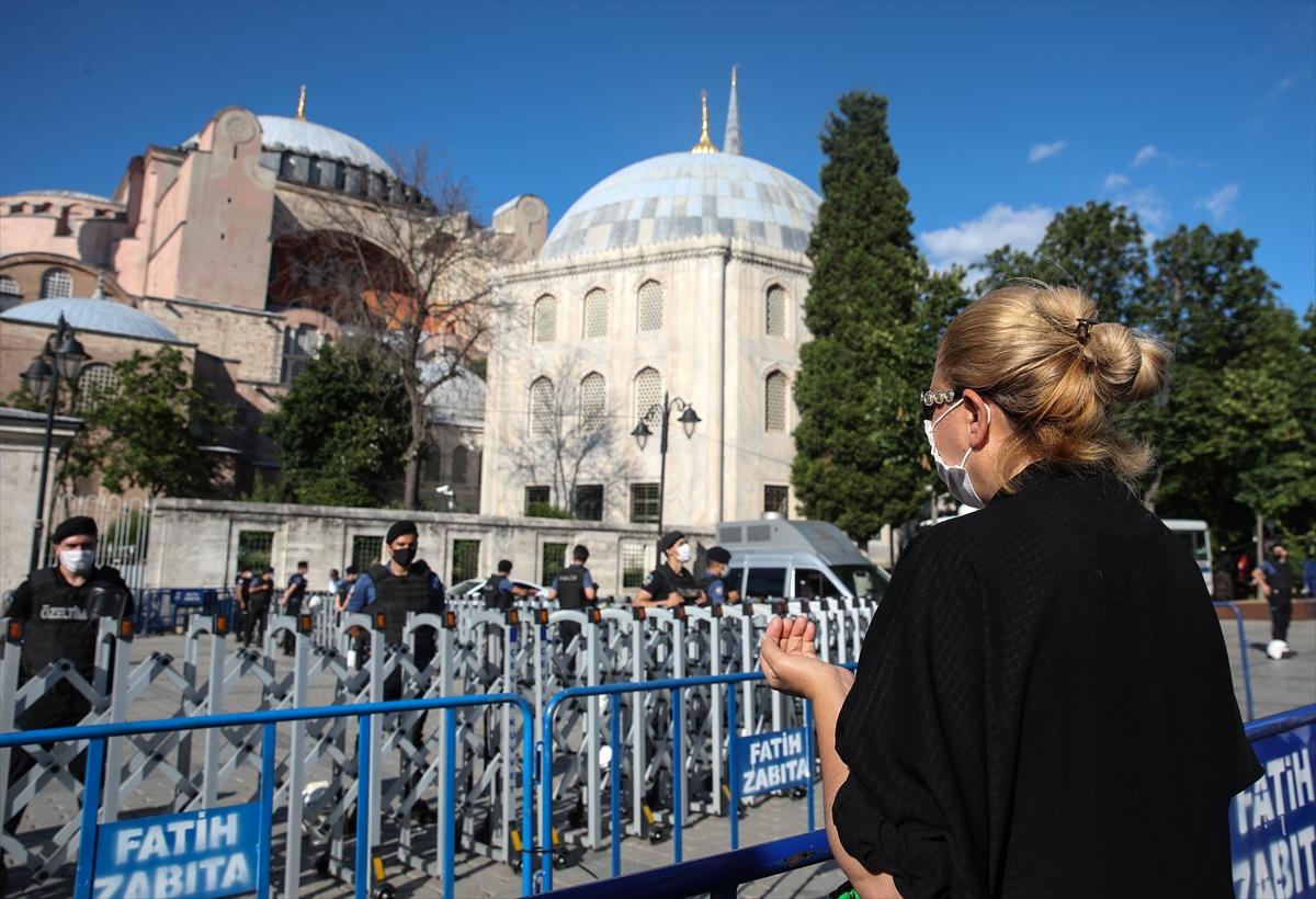 Ayasofya önünde toplanan vatandaşlar namaz kılıp dua etti