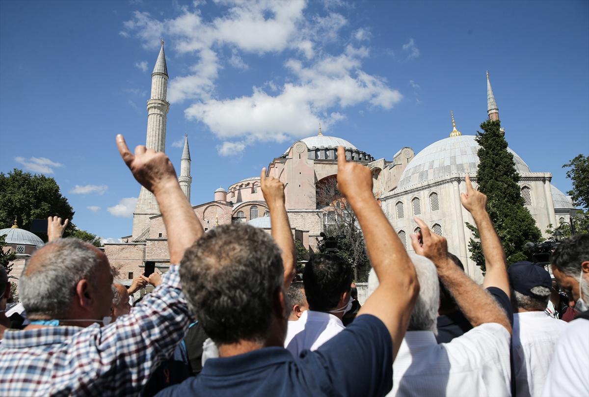 Ayasofya önünde toplanmalar başladı