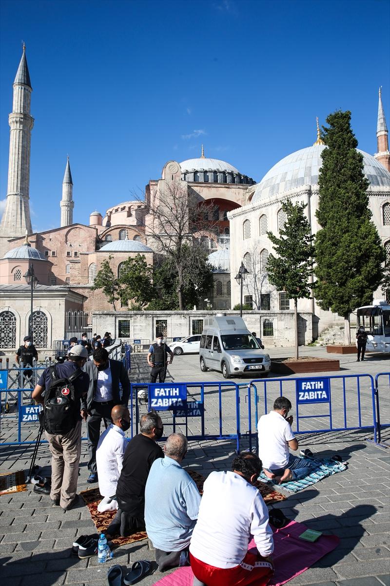 Ayasofya önünde toplanan vatandaşlar namaz kılıp dua etti