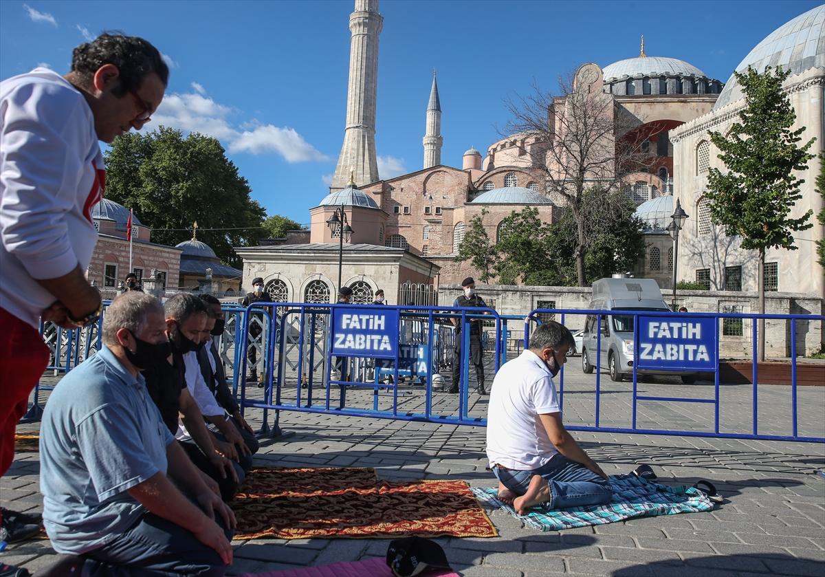Ayasofya önünde toplanan vatandaşlar namaz kılıp dua etti