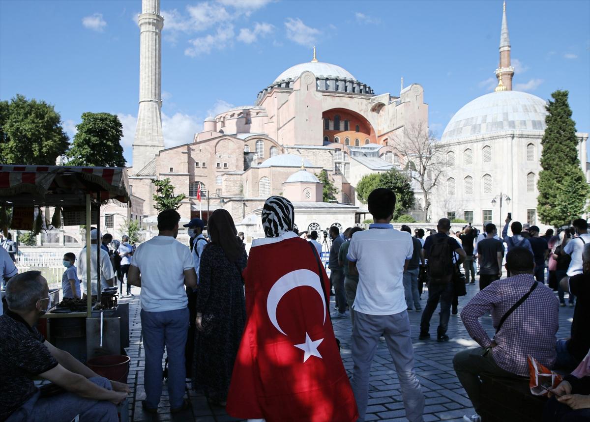Ayasofya önünde toplanmalar başladı