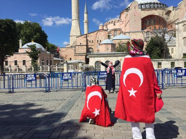 Ayasofya önünde toplanmalar başladı