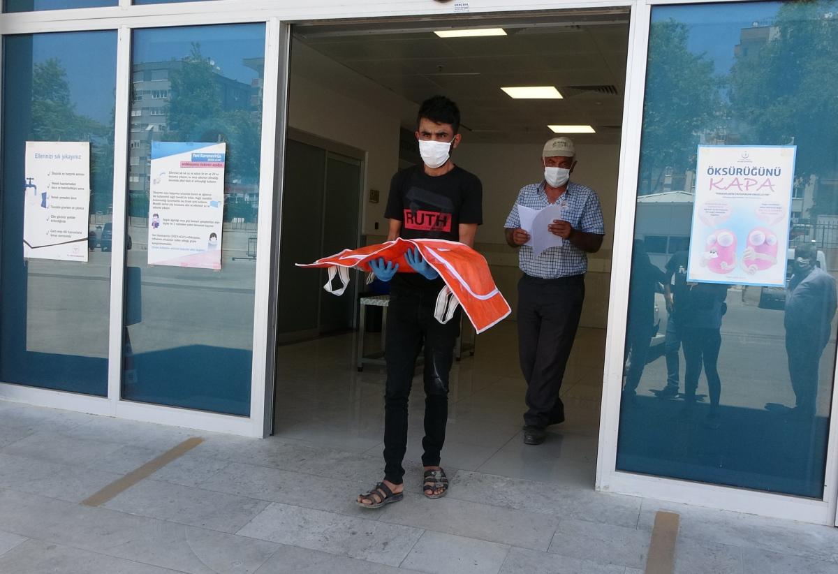 Antalya'da 4 aylık bebeğinin cenazesini kucağında taşıdı