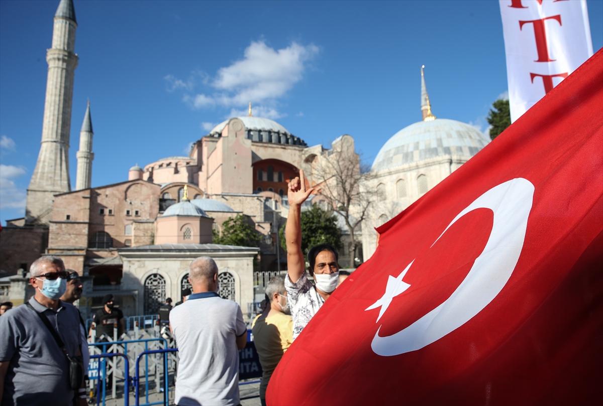 Ayasofya önünde toplanan vatandaşlar namaz kılıp dua etti