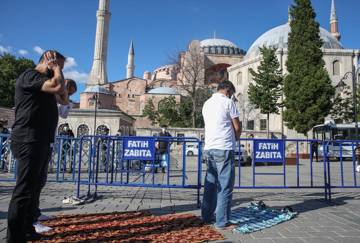 Ayasofya önünde toplanan vatandaşlar namaz kılıp dua etti