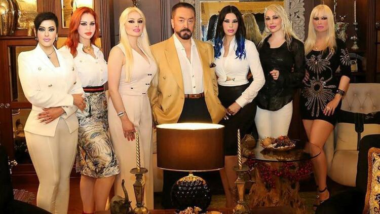 Adnan Oktar, maske takmayınca salondan atıldı