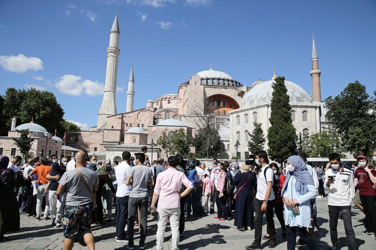 Ayasofya önünde toplanmalar başladı