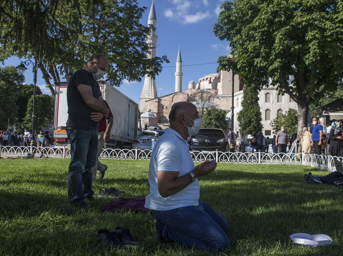 Ayasofya önünde toplanan vatandaşlar namaz kılıp dua etti