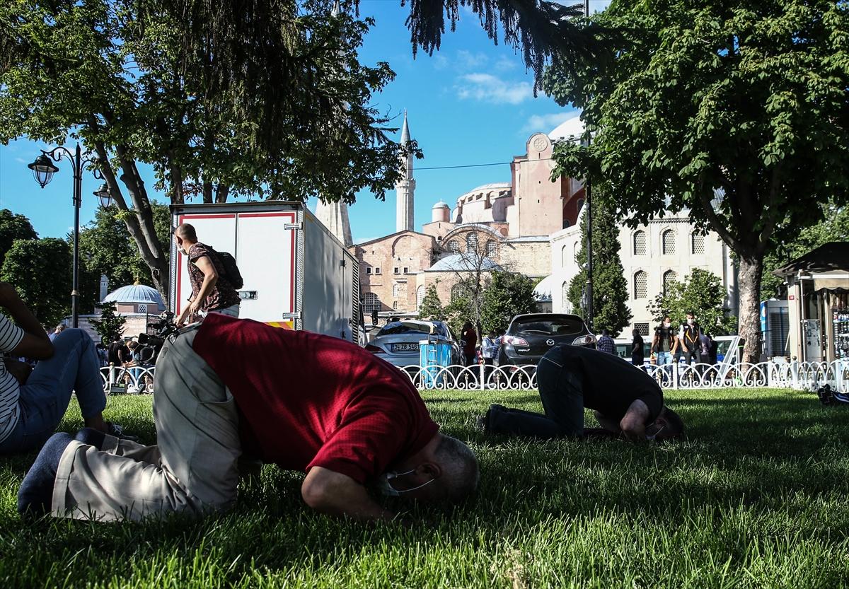 Ayasofya önünde toplanan vatandaşlar namaz kılıp dua etti