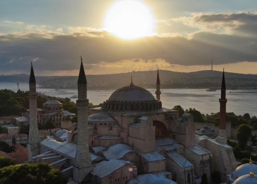 Ayasofya’da gün doğumu sırasında muhteşem manzara