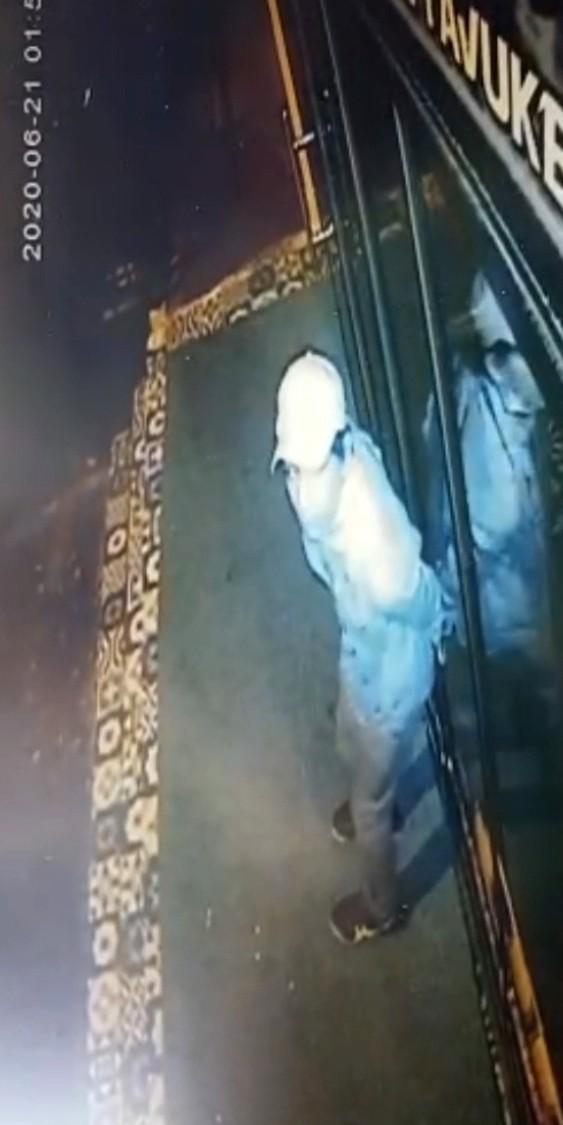 İstanbul’da portakal suyu sıkan hırsız kamerada