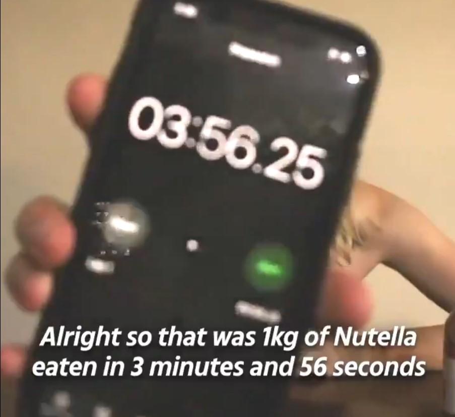 Dakikalar içinde 1 kilogram çikolatayı bitirdi